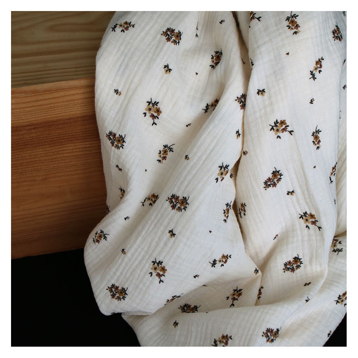 Laure - Double gaze coton BIO motif exclusif cuir fond écru Laure - Double gaze coton BIO motif exclusif cuir fond écru