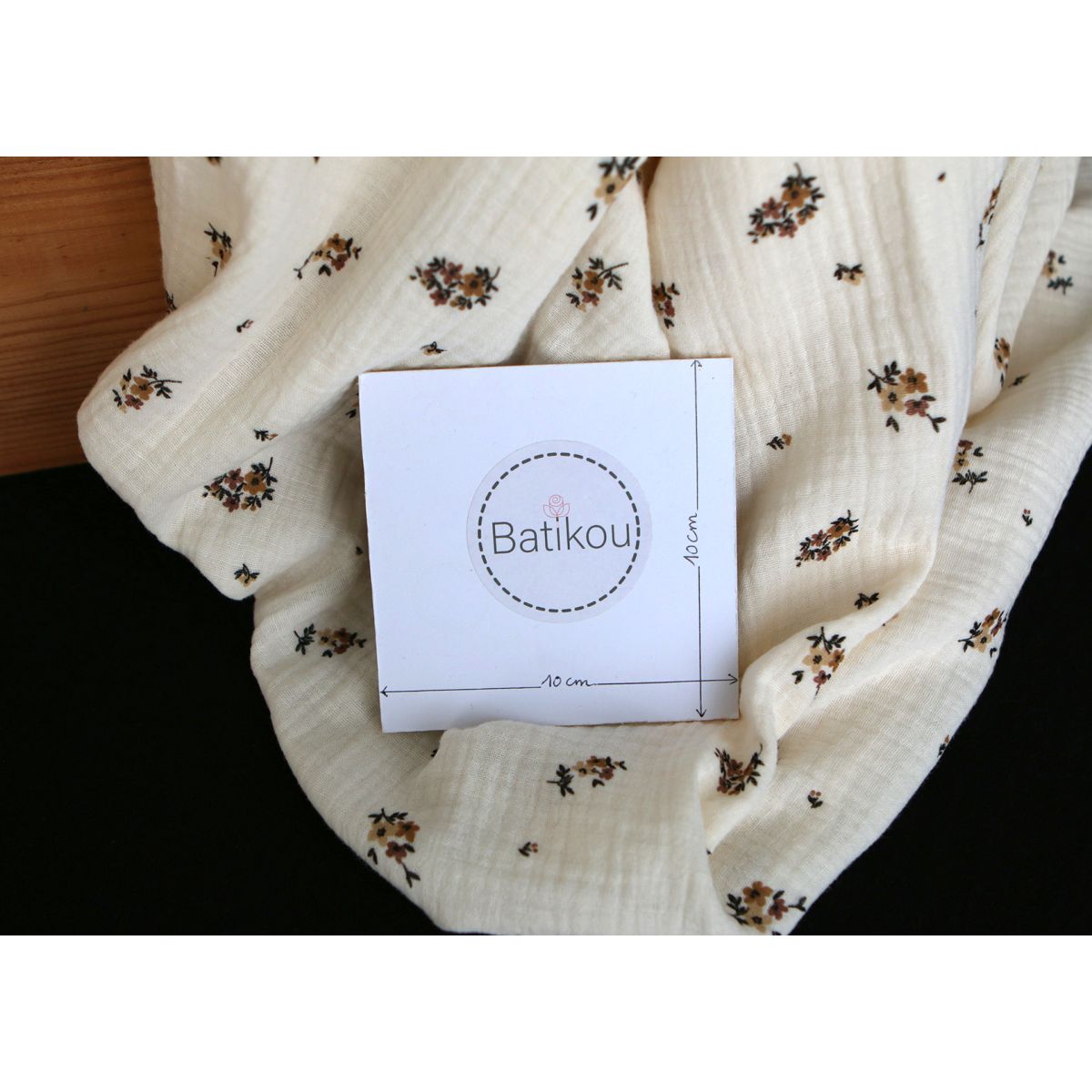 Laure - Double gaze coton BIO motif exclusif cuir fond écru Laure - Double gaze coton BIO motif exclusif cuir fond écru