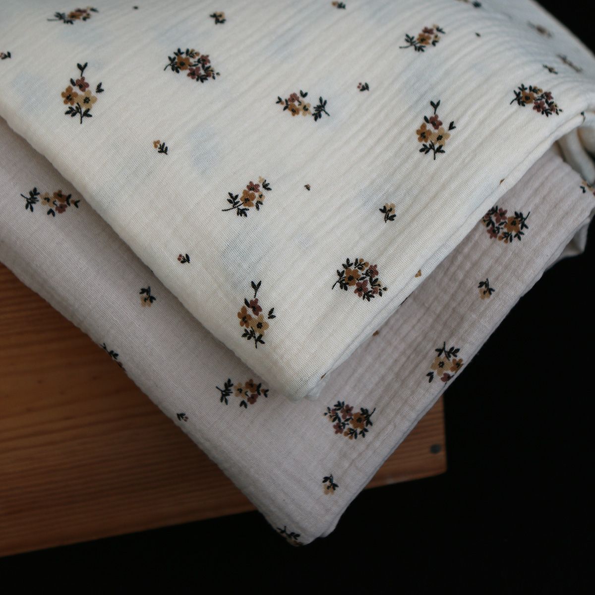 Laure - Double gaze coton BIO motif exclusif cuir fond écru Laure - Double gaze coton BIO motif exclusif cuir fond écru