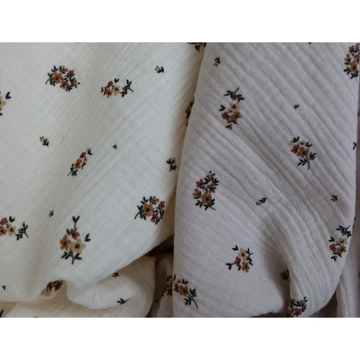 Laure - Double gaze coton BIO motif exclusif cuir fond mastic Laure - Double gaze coton BIO motif exclusif cuir fond mastic