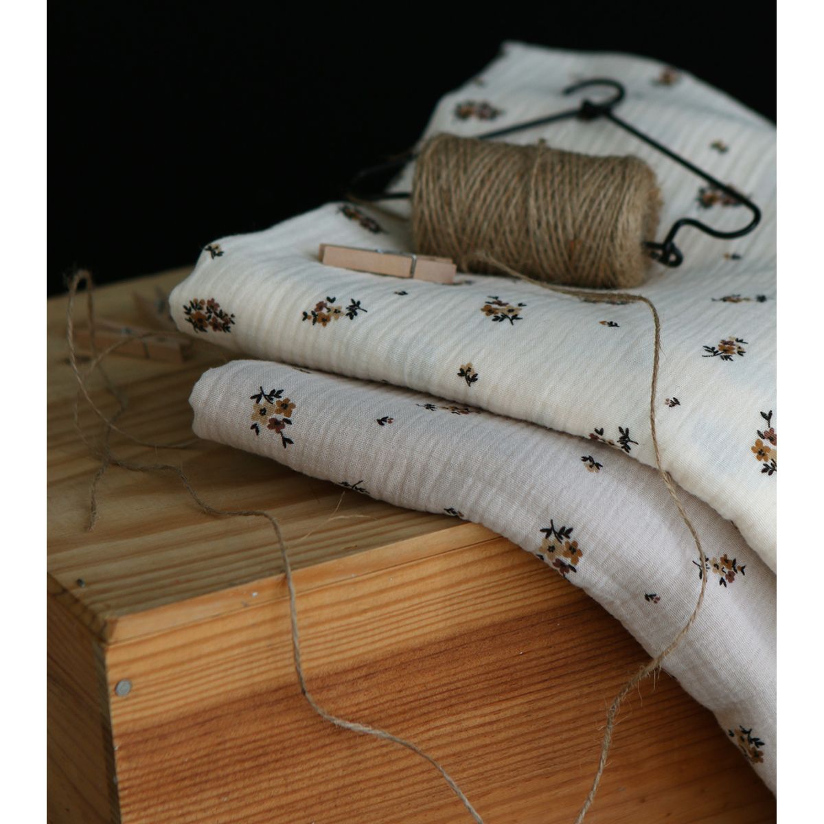 Laure - Double gaze coton BIO motif exclusif cuir fond mastic Laure - Double gaze coton BIO motif exclusif cuir fond mastic