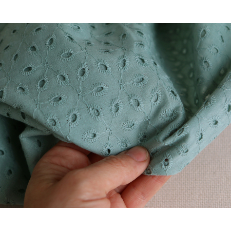Coton broderie anglaise coloris vert sauge Coton broderie anglaise coloris vert sauge