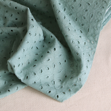 Coton broderie anglaise coloris vert sauge Coton broderie anglaise coloris vert sauge