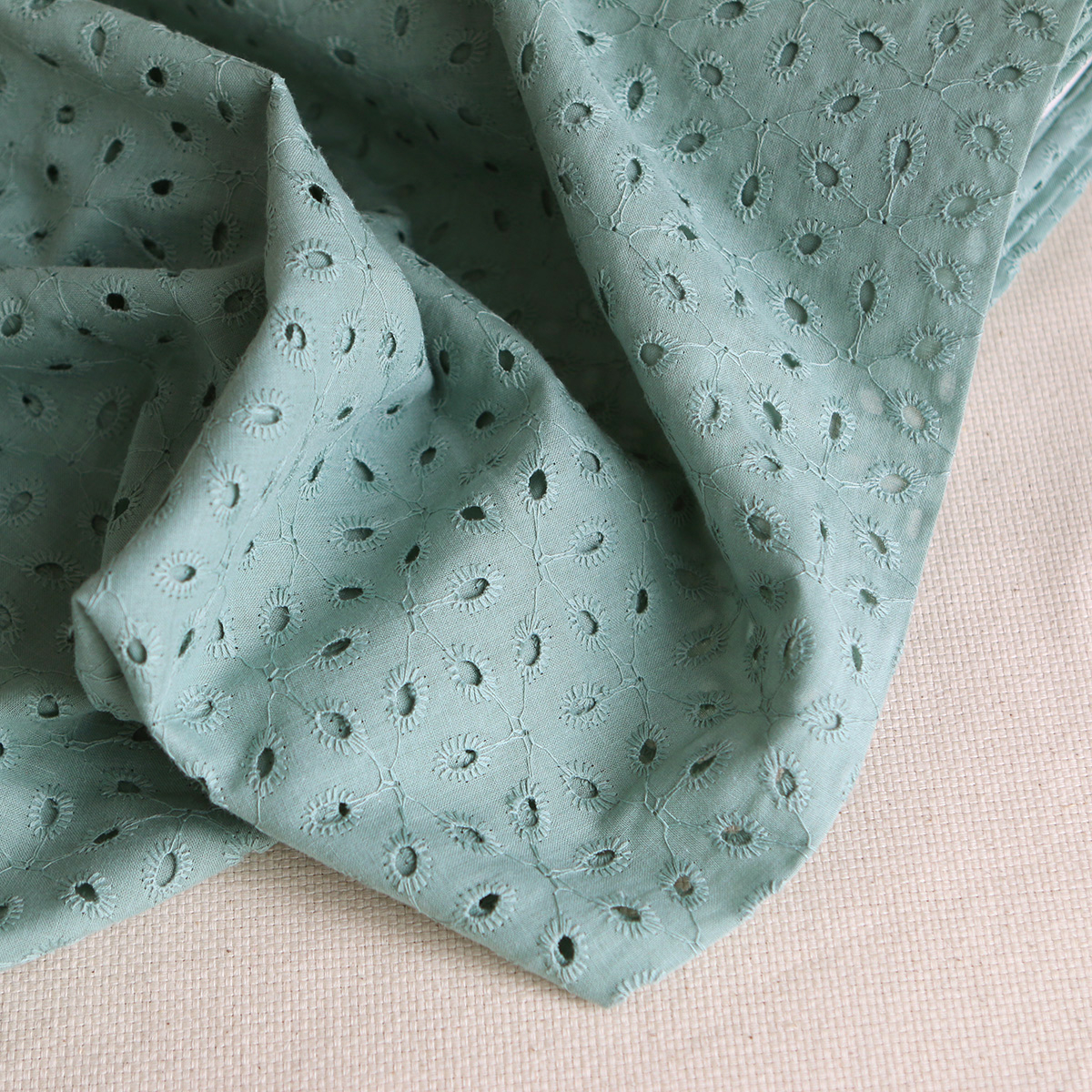 Coton broderie anglaise coloris vert sauge Coton broderie anglaise coloris vert sauge
