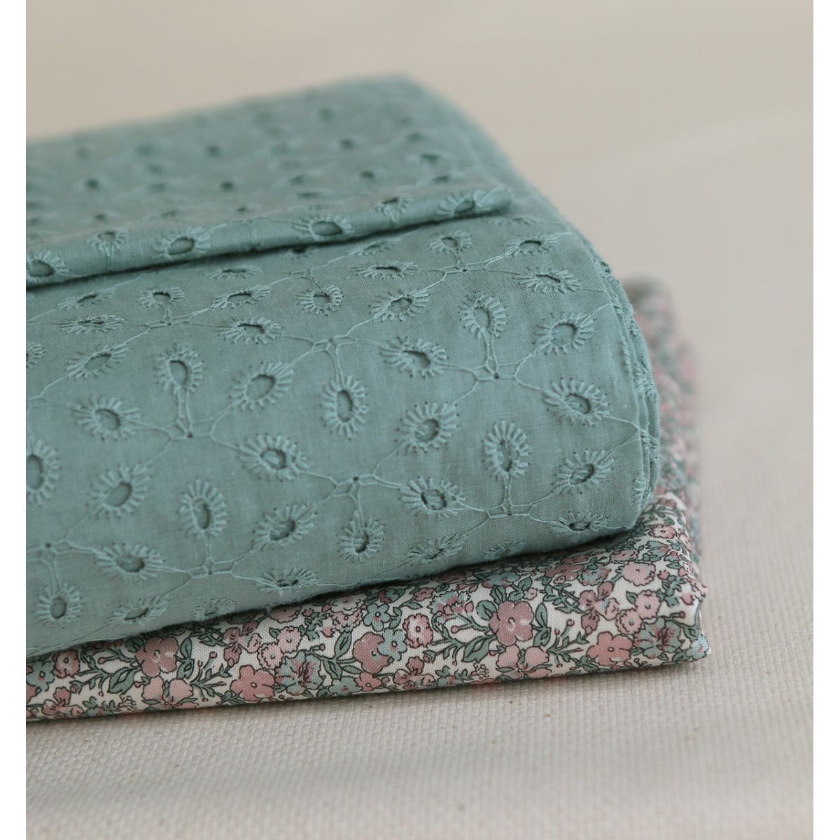 Coton broderie anglaise coloris vert sauge Coton broderie anglaise coloris vert sauge
