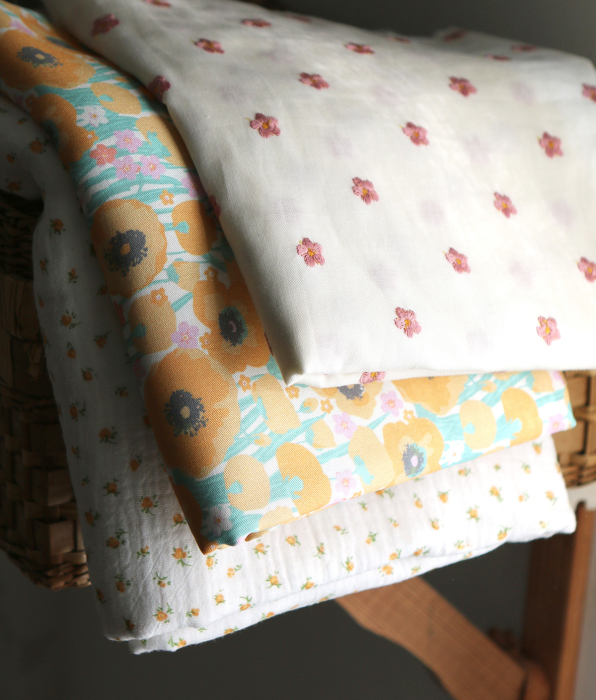 Popeline coton organique broderies pâquerettes rose