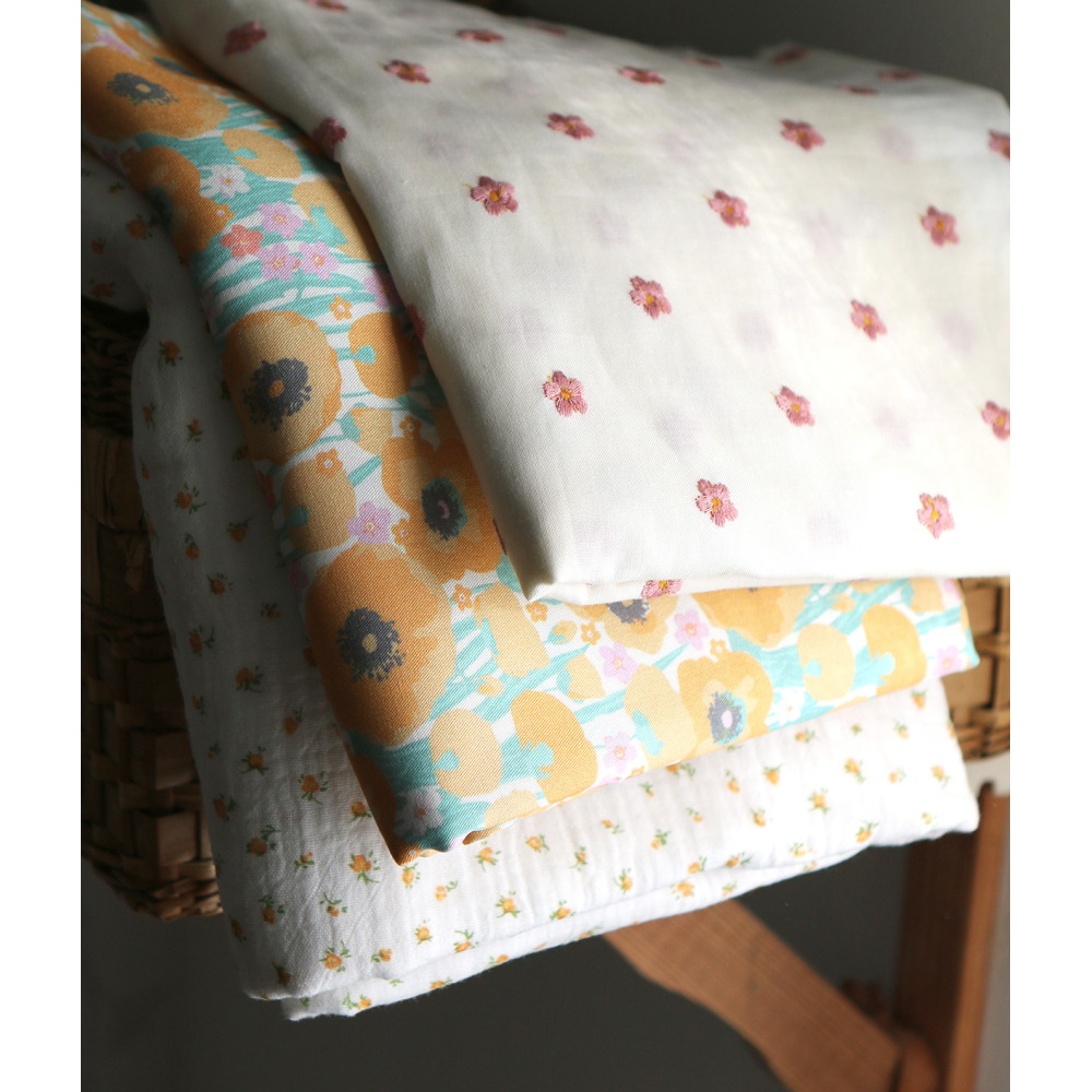 Popeline coton organique broderies pâquerettes rose