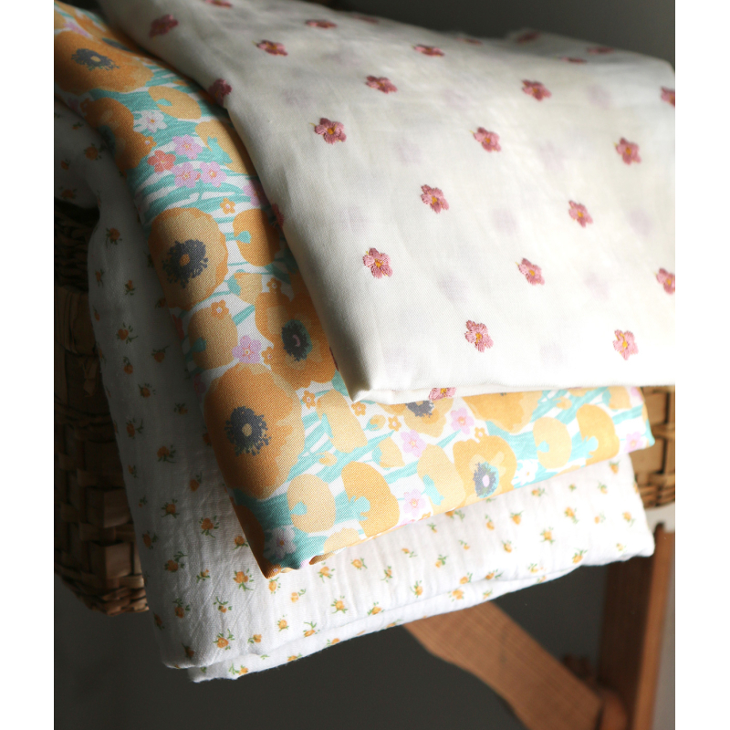 Popeline coton organique broderies pâquerettes rose