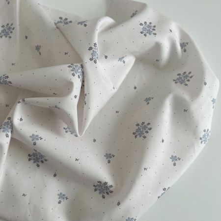Beth - Batiste de coton BIO imprimé exclusif bleu crème / SILKYNE Beth - Batiste de coton BIO imprimé exclusif bleu crème / SILKYNE