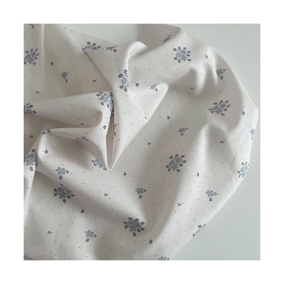 Beth - Batiste de coton BIO imprimé exclusif bleu crème / SILKYNE Beth - Batiste de coton BIO imprimé exclusif bleu crème / SILKYNE