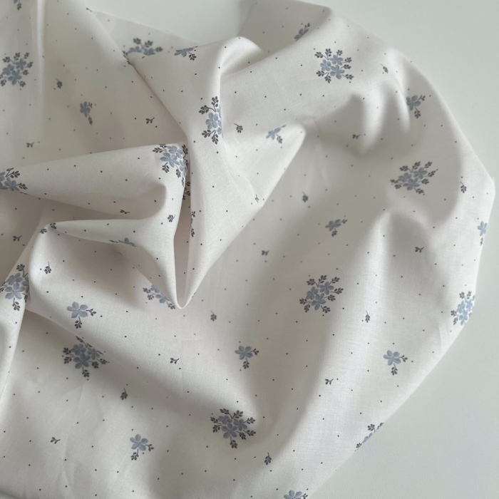 Beth - Batiste de coton BIO imprimé exclusif bleu crème / SILKYNE