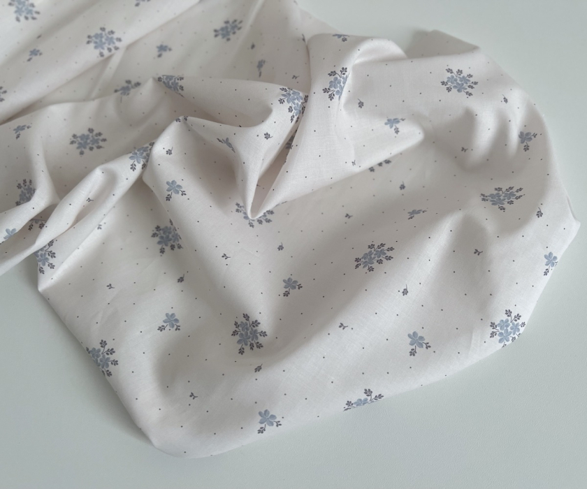 Beth - Batiste de coton BIO imprimé exclusif bleu crème / SILKYNE