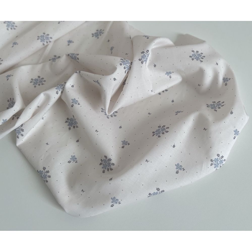 Beth - Batiste de coton BIO imprimé exclusif bleu crème / SILKYNE