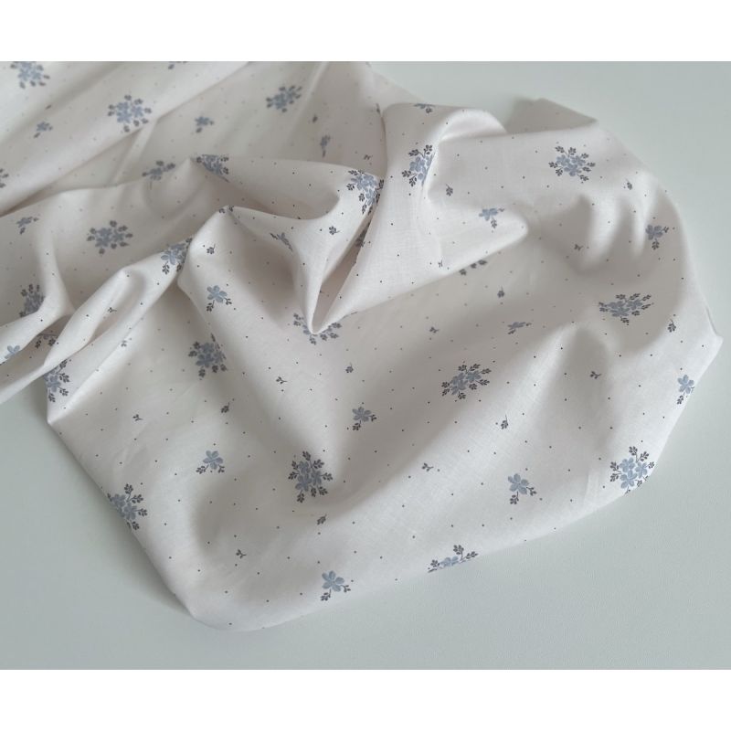 Beth - Batiste de coton BIO imprimé exclusif bleu crème / SILKYNE