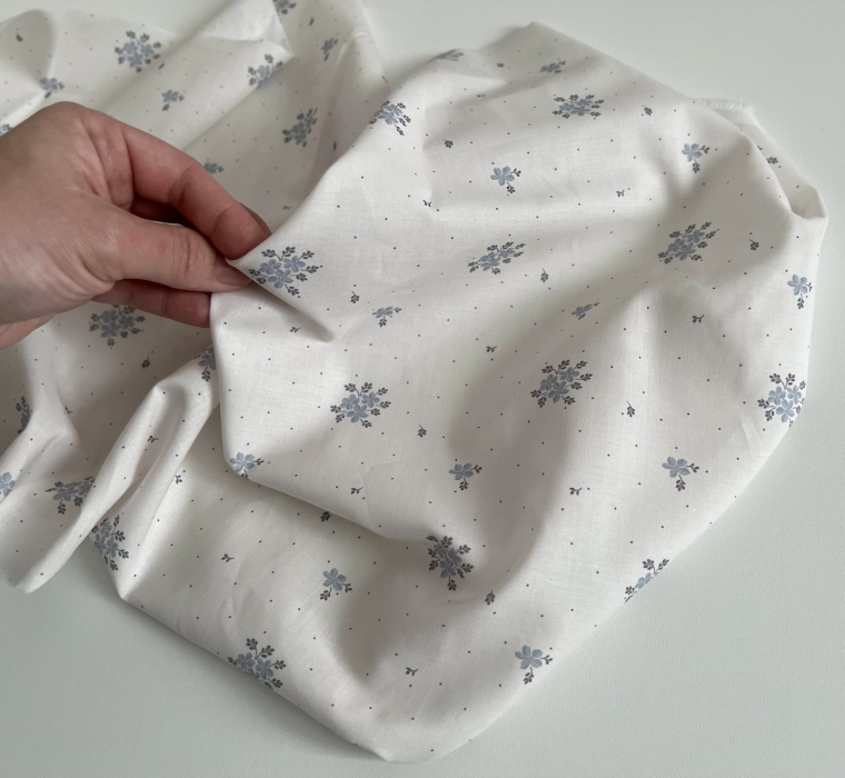 Beth - Batiste de coton BIO imprimé exclusif bleu crème / SILKYNE