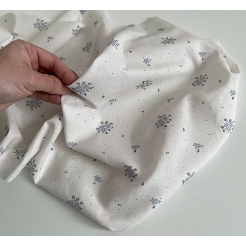 Beth - Batiste de coton BIO imprimé exclusif bleu crème / SILKYNE