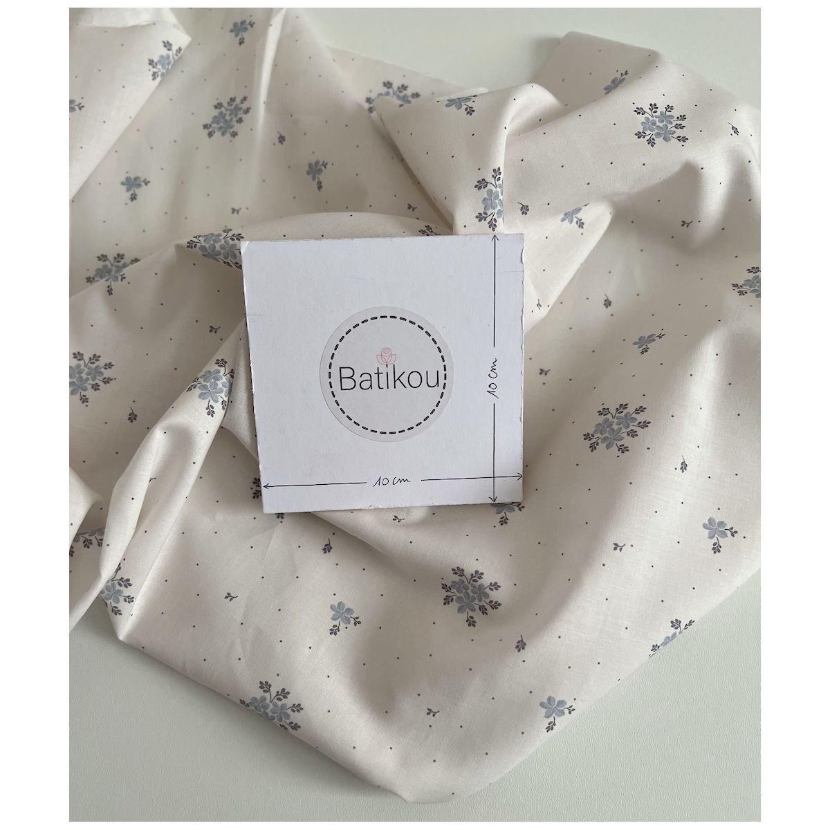 Beth - Batiste de coton BIO imprimé exclusif bleu crème / SILKYNE Beth - Batiste de coton BIO imprimé exclusif bleu crème / SILKYNE