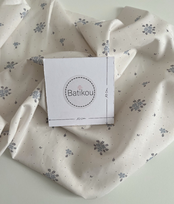 Beth - Batiste de coton BIO imprimé exclusif bleu crème / SILKYNE
