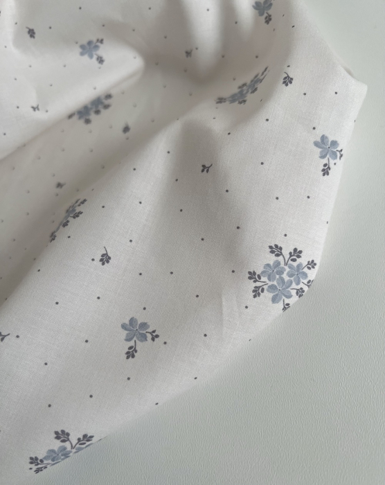 Beth - Batiste de coton BIO imprimé exclusif bleu crème / SILKYNE