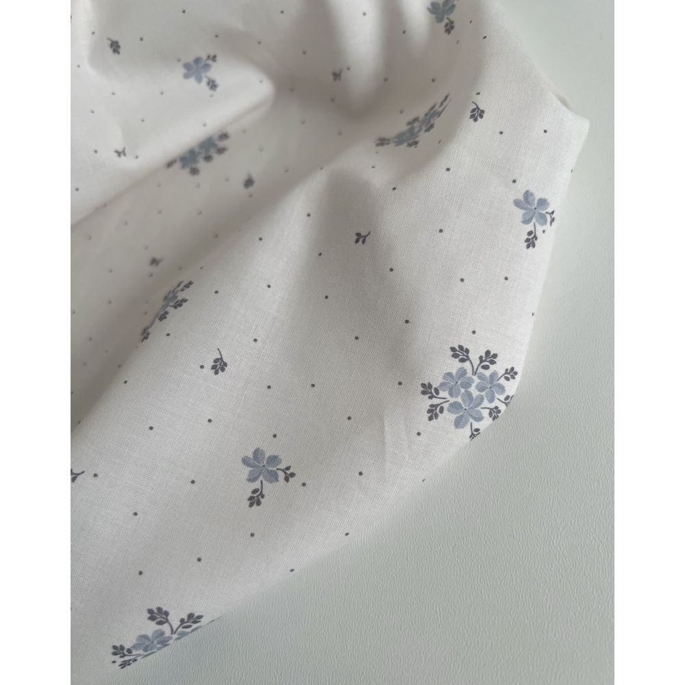 Beth - Batiste de coton BIO imprimé exclusif bleu crème / SILKYNE