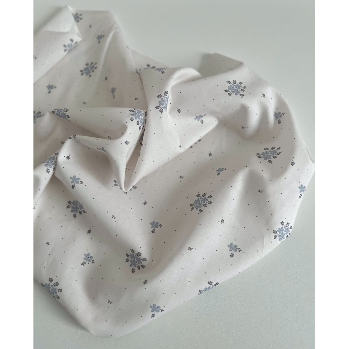 Beth - Batiste de coton BIO imprimé exclusif bleu crème / SILKYNE Beth - Batiste de coton BIO imprimé exclusif bleu crème / SILKYNE