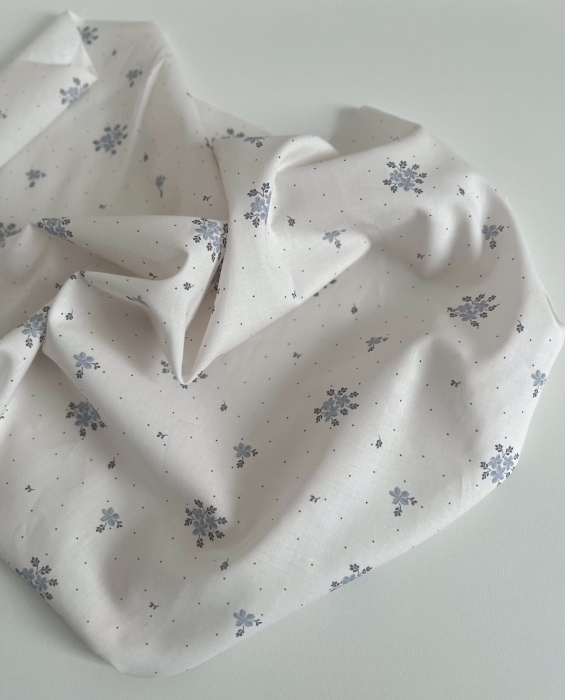 Beth - Batiste de coton BIO imprimé exclusif bleu crème / SILKYNE