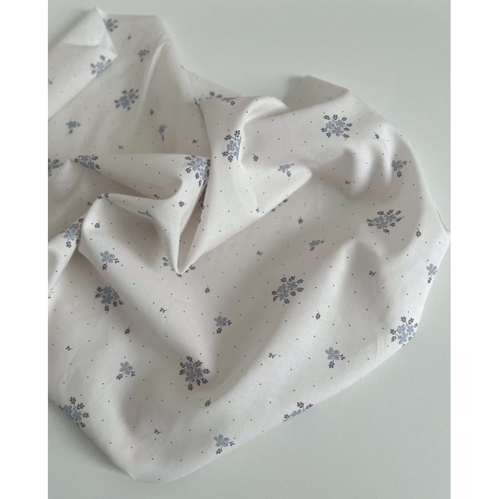 Beth - Batiste de coton BIO imprimé exclusif bleu crème / SILKYNE