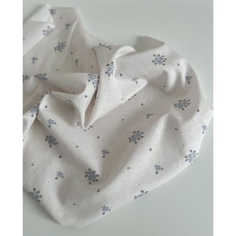 Beth - Batiste de coton BIO imprimé exclusif bleu crème / SILKYNE