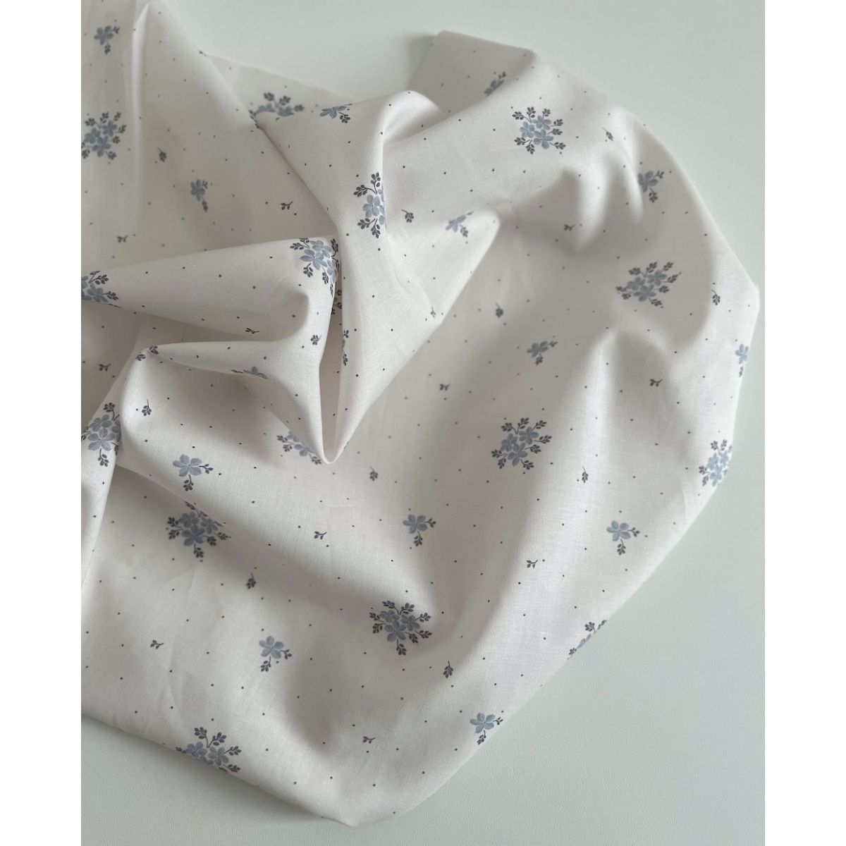 Beth - Batiste de coton BIO imprimé exclusif bleu crème / SILKYNE Beth - Batiste de coton BIO imprimé exclusif bleu crème / SILKYNE