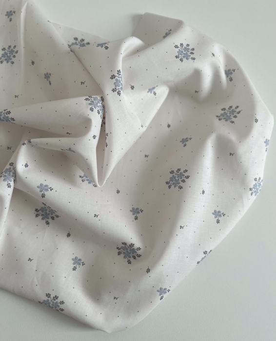 Beth - Batiste de coton BIO imprimé exclusif bleu crème / SILKYNE