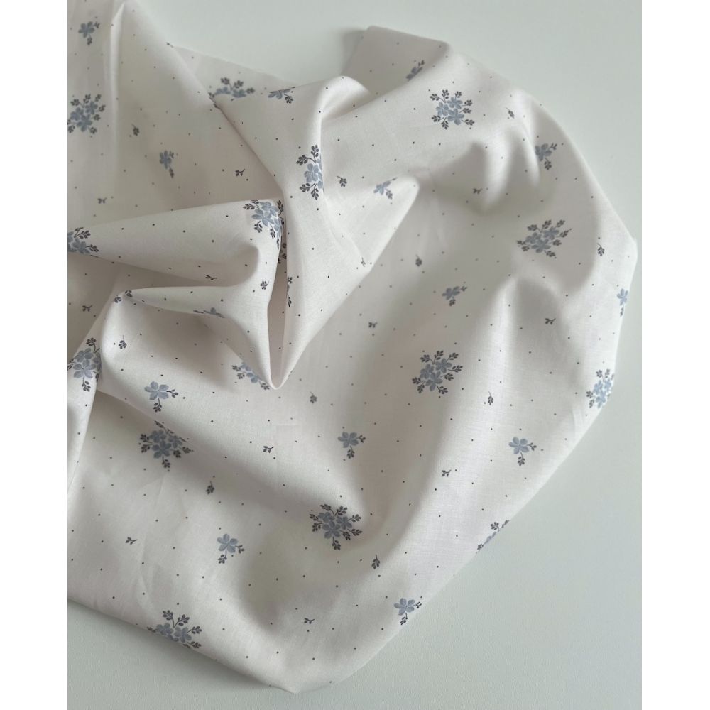 Beth - Batiste de coton BIO imprimé exclusif bleu crème / SILKYNE