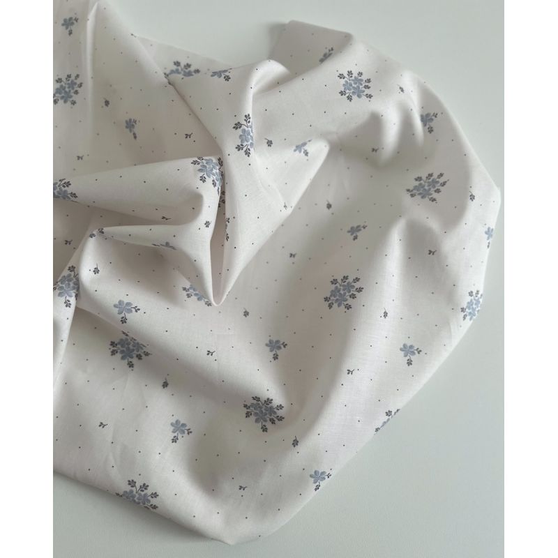 Beth - Batiste de coton BIO imprimé exclusif bleu crème / SILKYNE