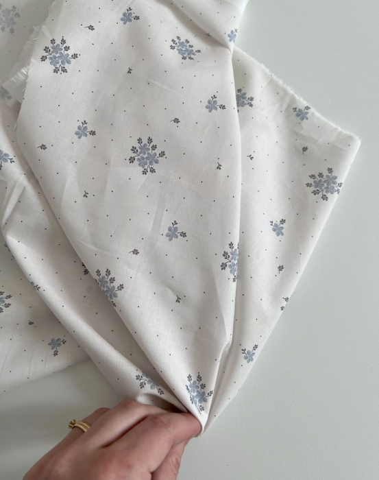 Beth - Batiste de coton BIO imprimé exclusif bleu crème / SILKYNE