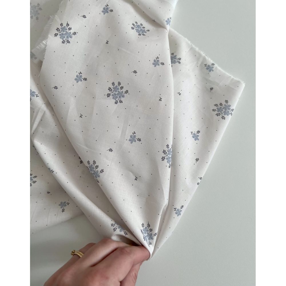 Beth - Batiste de coton BIO imprimé exclusif bleu crème / SILKYNE