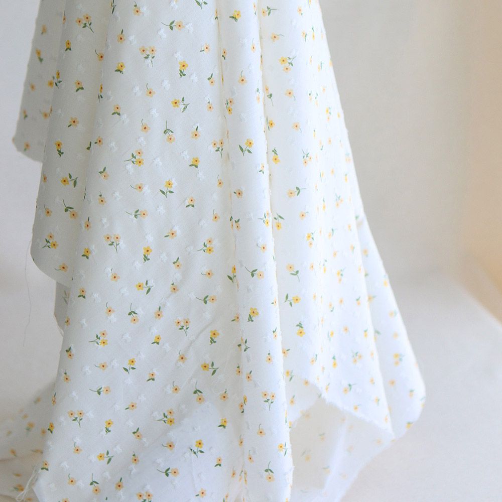 Armelle - plumetis de coton blanc imprimé fleuri jaune