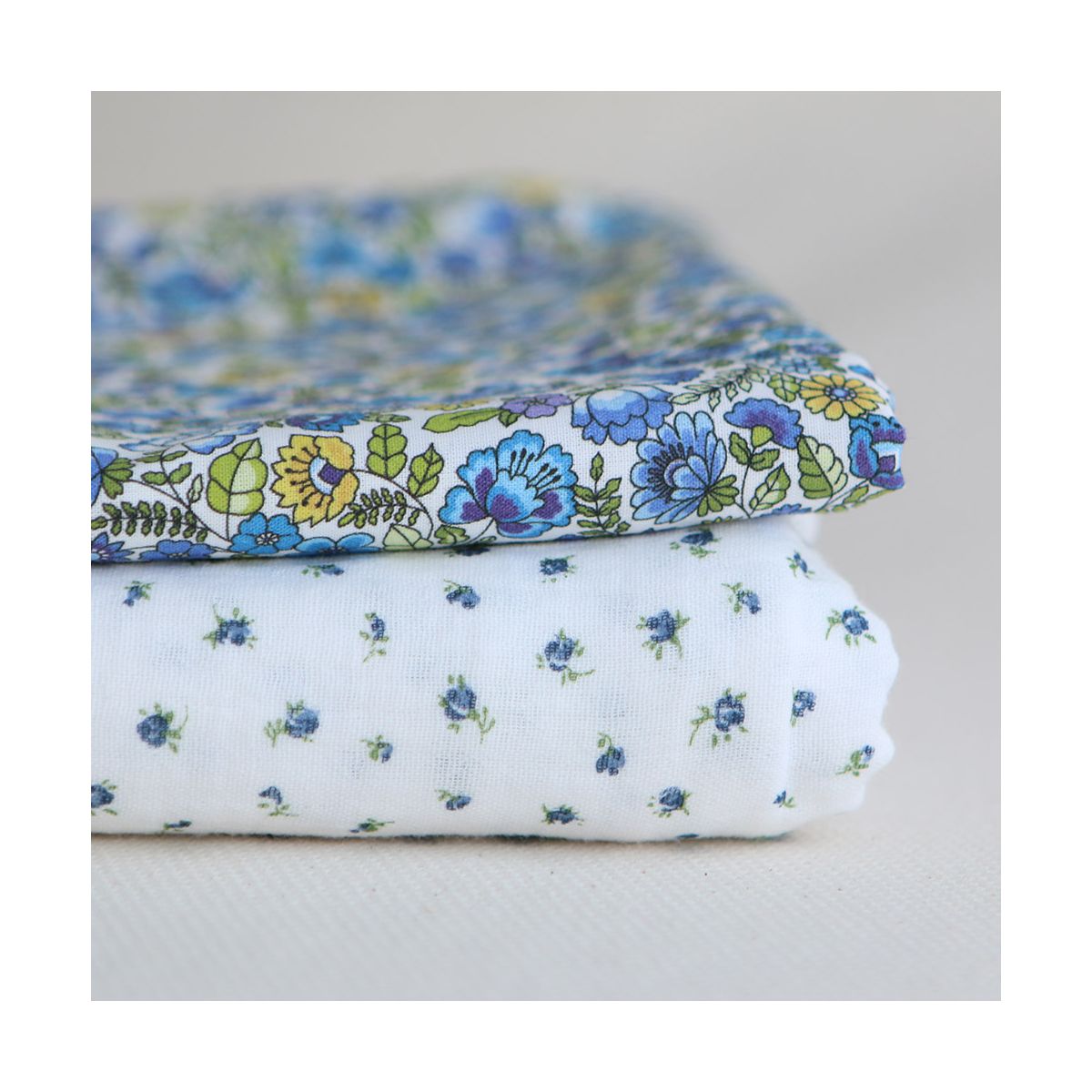 Carole - Double gaze de coton BIO fleuri bleu Carole - Double gaze de coton BIO fleuri bleu