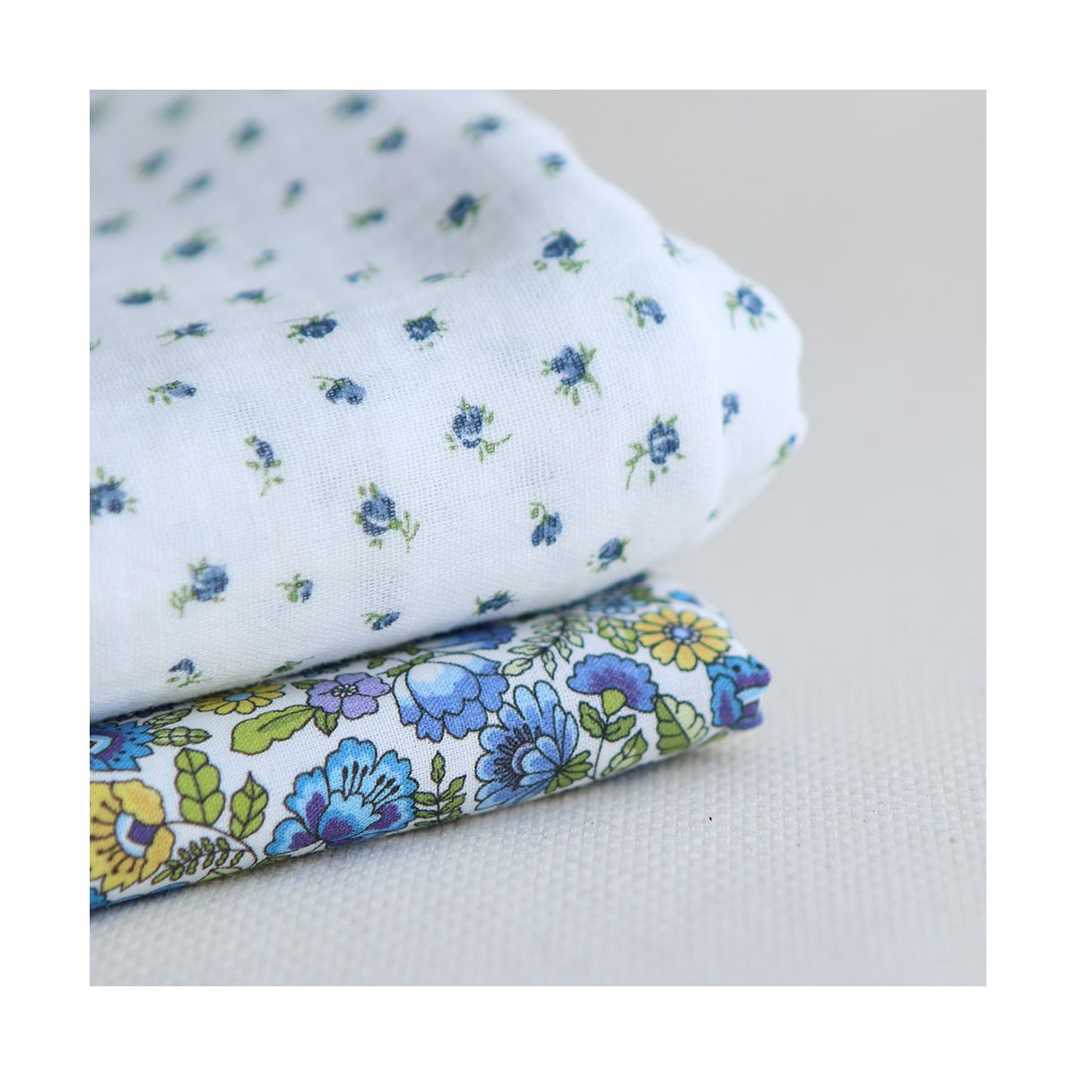 Carole - Double gaze de coton BIO fleuri bleu Carole - Double gaze de coton BIO fleuri bleu