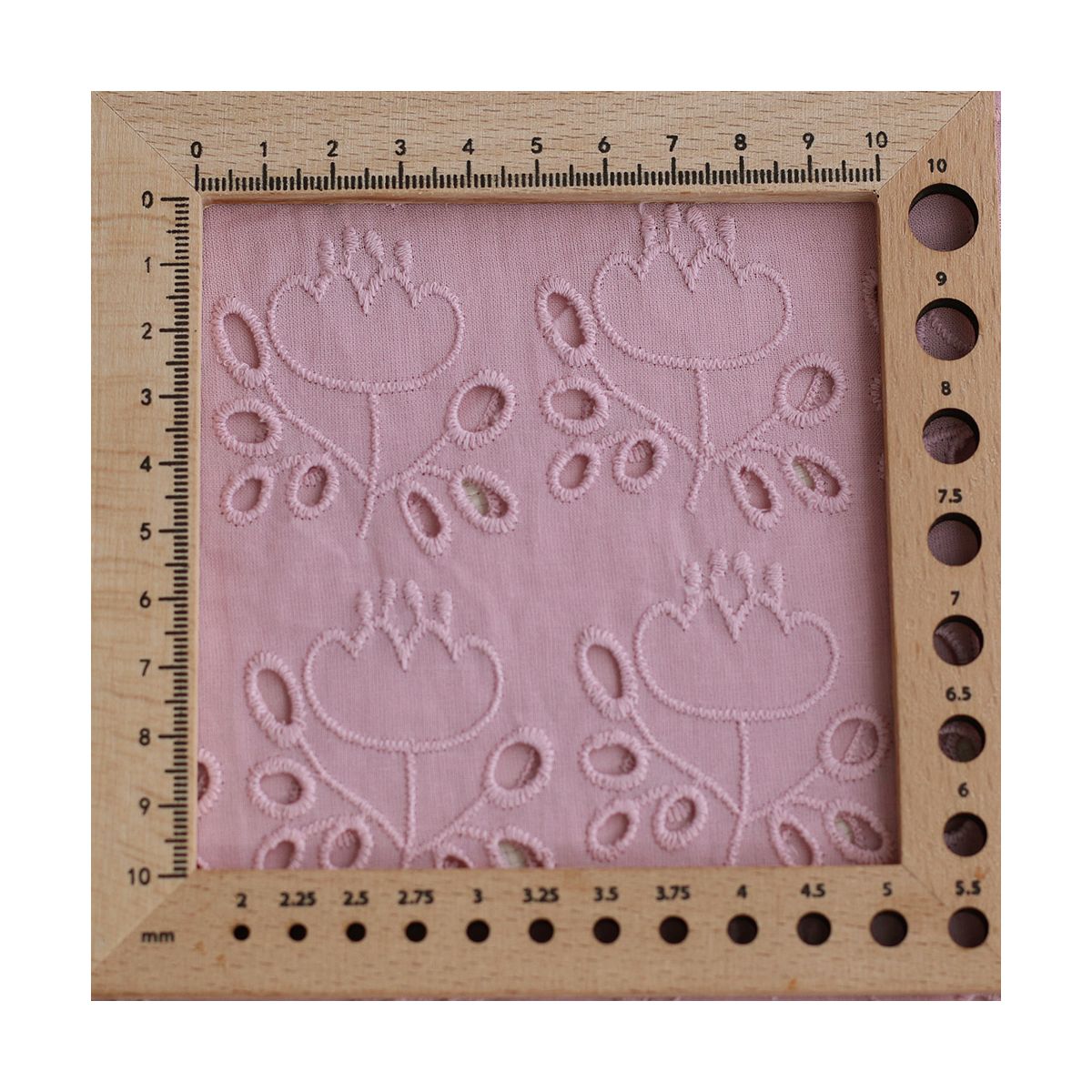 Broderie anglaise coton coloris vieux rose Broderie anglaise coton coloris vieux rose