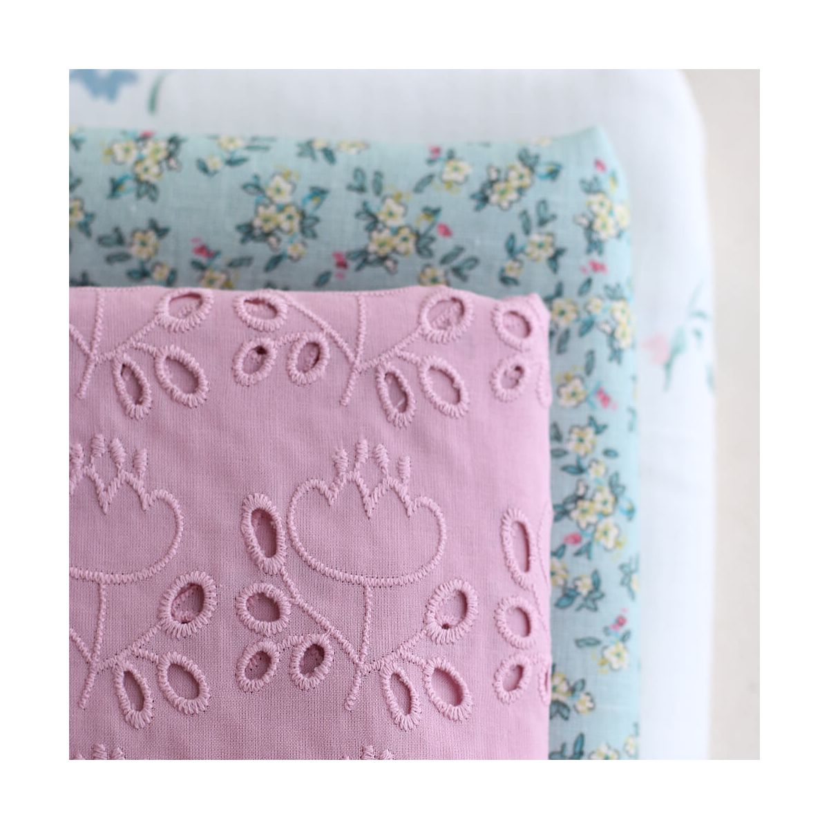 Broderie anglaise coton coloris vieux rose Broderie anglaise coton coloris vieux rose
