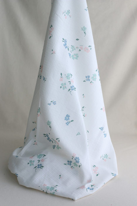 copy of Seersucker / Coton gaufré doux fond blanc motif fleuri rouge rose