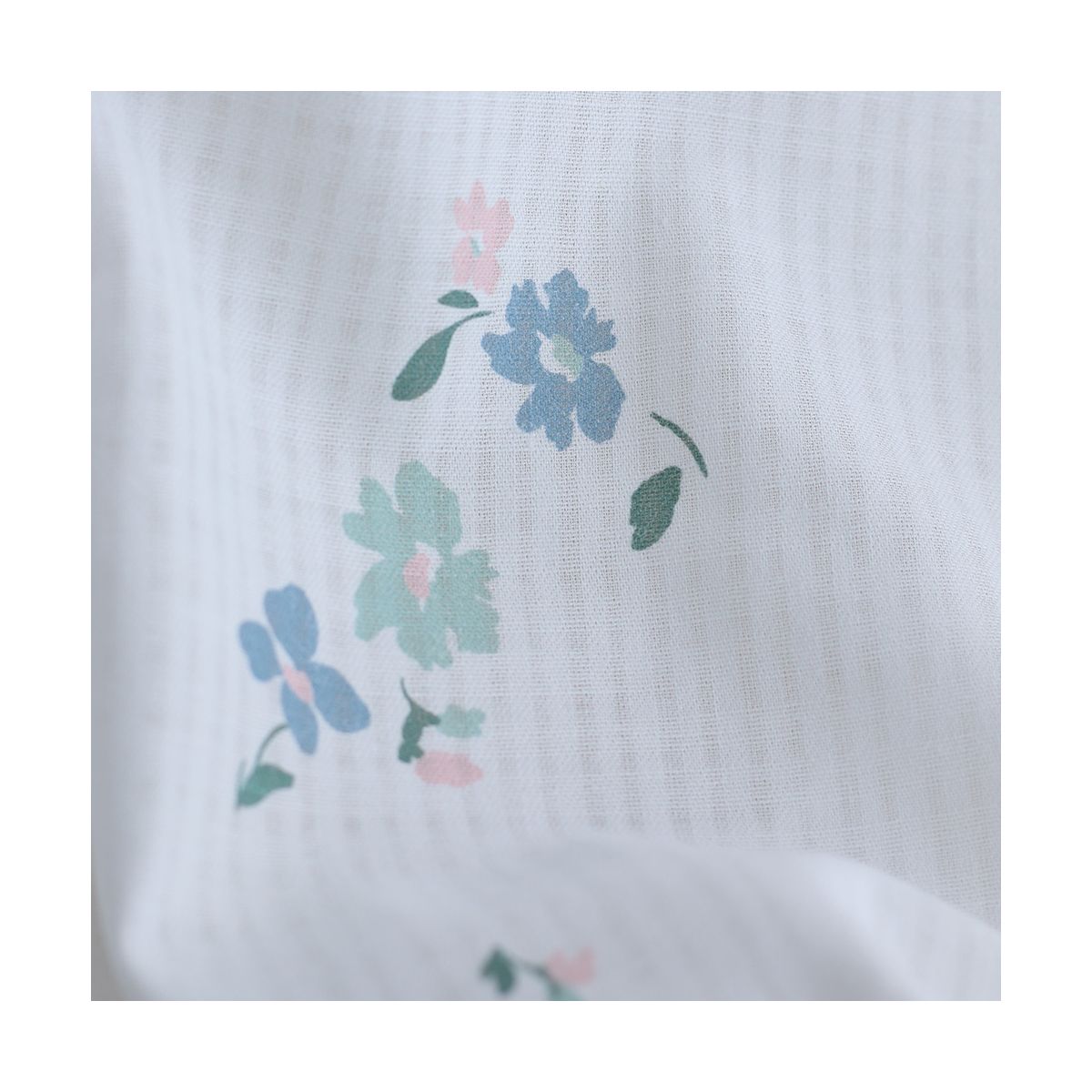copy of Seersucker / Coton gaufré doux fond blanc motif fleuri rouge rose copy of Seersucker / Coton gaufré doux fond blanc motif fleuri rouge rose