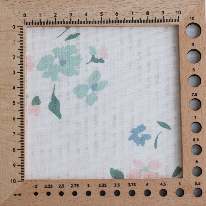 copy of Seersucker / Coton gaufré doux fond blanc motif fleuri rouge rose