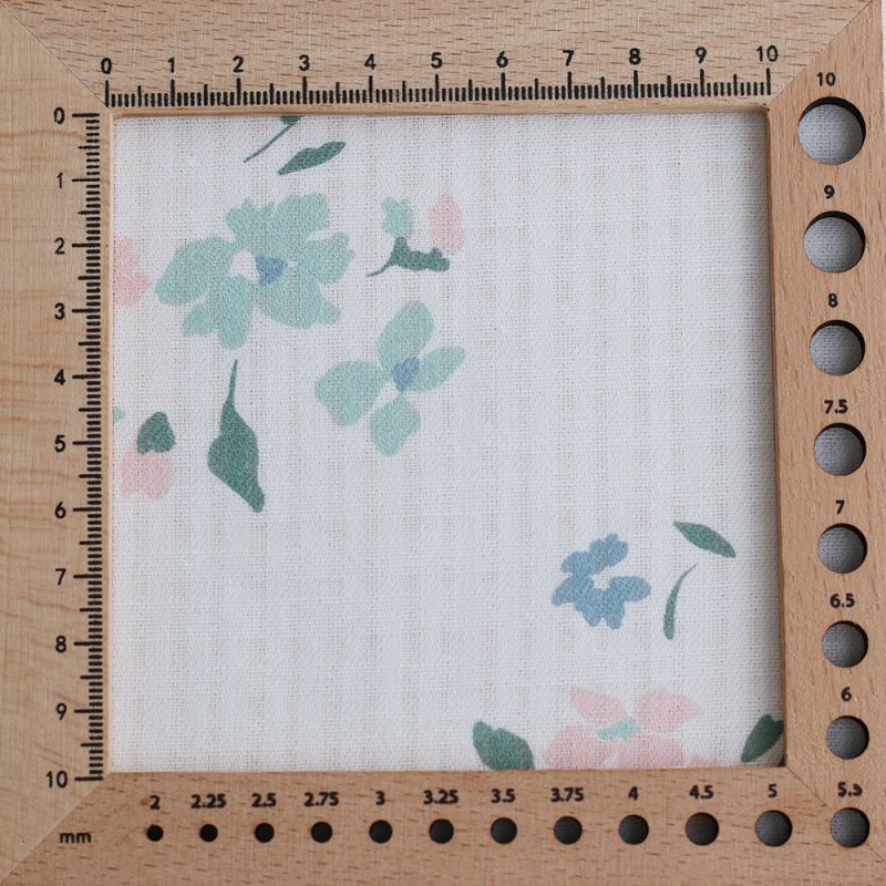 copy of Seersucker / Coton gaufré doux fond blanc motif fleuri rouge rose