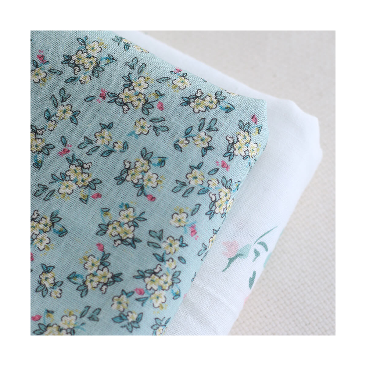 Lin et coton fond jade motif petit fleuri