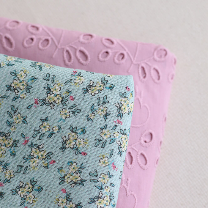 Lin et coton fond jade motif petit fleuri