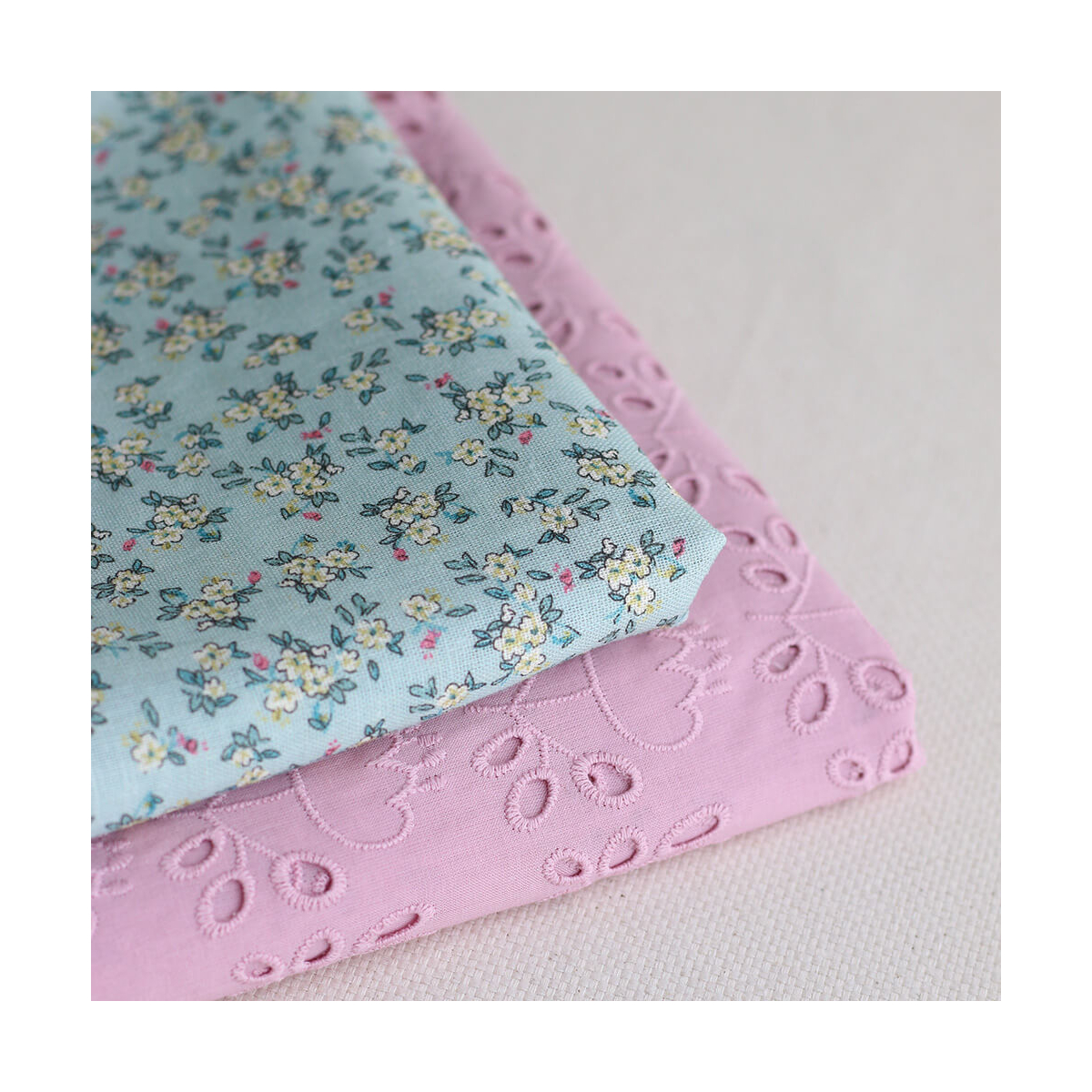 Lin et coton fond jade motif petit fleuri