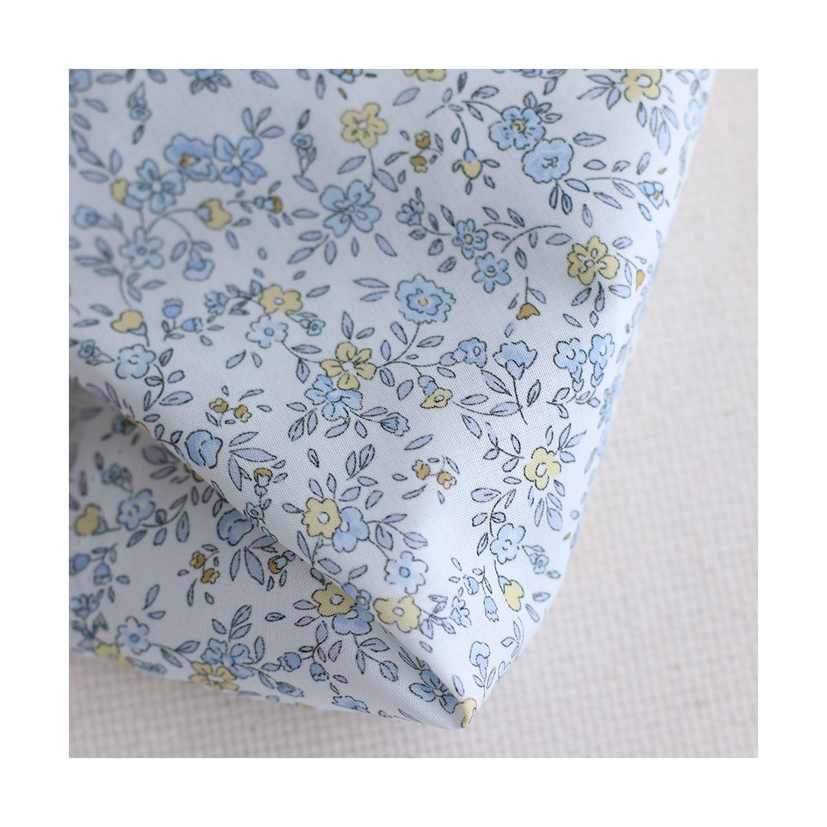 Suzy - Batiste de coton douce à imprimé fleuri bleu Suzy - Batiste de coton douce à imprimé fleuri bleu