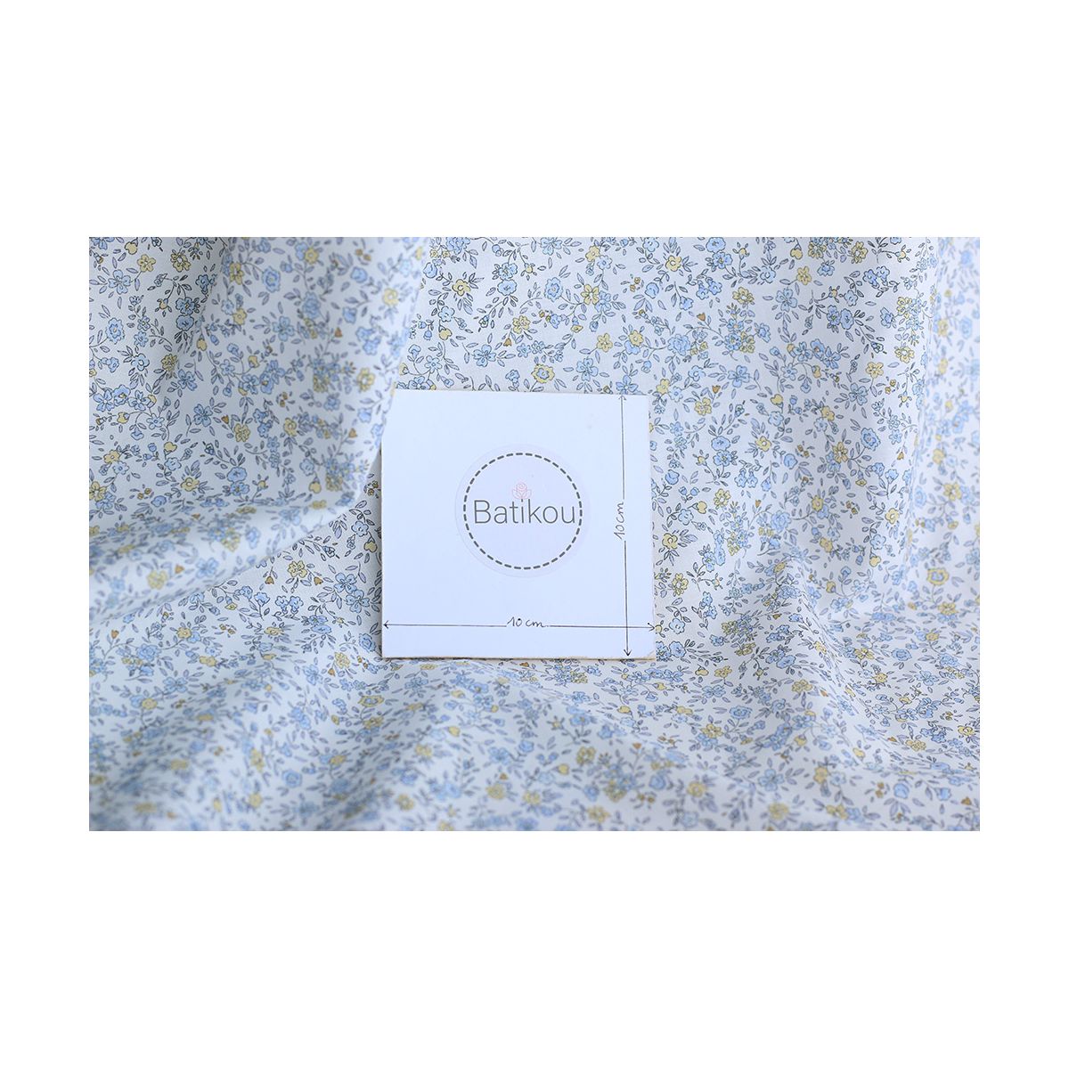 Suzy - Batiste de coton douce à imprimé fleuri bleu Suzy - Batiste de coton douce à imprimé fleuri bleu