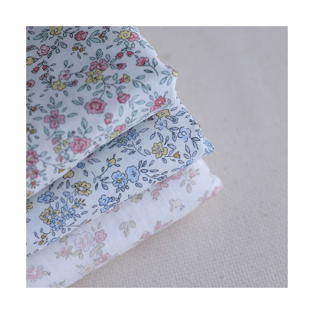 Suzy - Batiste de coton douce à imprimé fleuri bleu Suzy - Batiste de coton douce à imprimé fleuri bleu