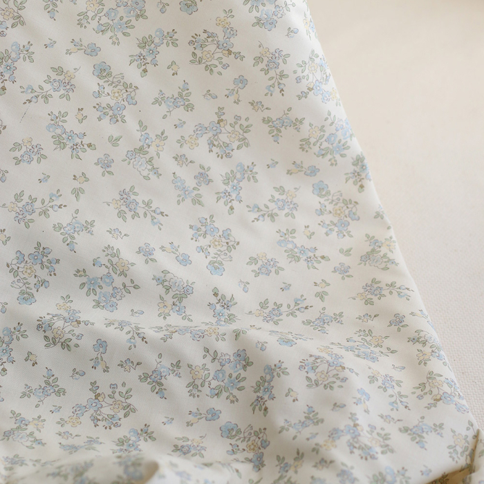 Scarlett - Popeline douce coton organique fond ivoire fleuri bleu